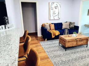 Centrally Located, Black & White Charmer Sleeps 10